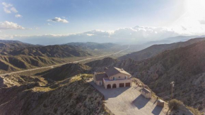 Summit House Joshua Tree Iconic Mountain Estate with Spa Ping-Pong Pool Table Fire Pit